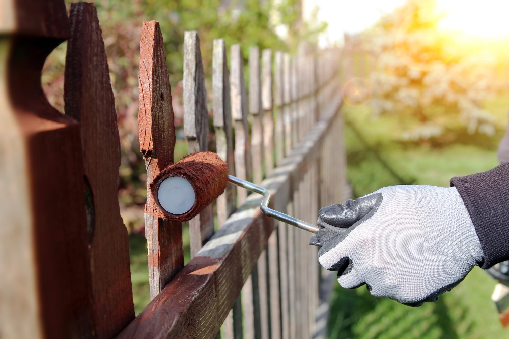 To Stain or to Paint: What’s Best for Your Wooden Fence