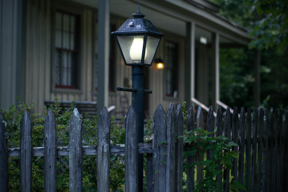 Brighten Up Your Yard with Fence Lighting: Expert Tips and Tricks